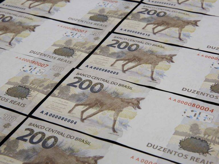 Deputado quer acabar com dinheiro em papel e moedas no Brasil. Todos devem ter conta bancária